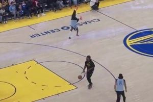 都挺会玩!希尔德侧手翻后出手三分 结果被巴特勒用“上篮”干扰 都挺会玩!希尔德侧手翻后出手三分 结果被巴特勒用“上篮”干扰