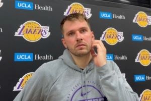 詹姆斯缺席时会给你增加很多负担?东契奇:我不这么认为 詹姆斯缺席时会给你增加很多负担?东契奇:我不这么认为