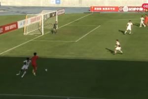 真快啊!王钰栋插上得球内切一步过,对手无奈上手犯规 真快啊!王钰栋插上得球内切一步过,对手无奈上手犯规