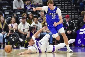 手感冰冰凉!弗拉格担任首发控卫13投仅3中&多次大空位没把握住 手感冰冰凉!弗拉格担任首发控卫13投仅3中&多次大空位没把握住