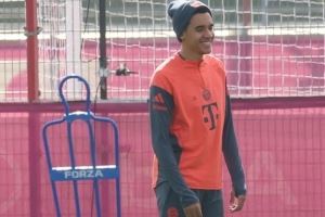 图片报:穆西亚拉观看拜仁公开训练,与球迷合影签名并和教练长谈 图片报:穆西亚拉观看拜仁公开训练,与球迷合影签名并和教练长谈