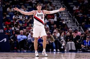 实力不俗!克林根半场7中4拿到10分9板准两双 5前场板 实力不俗!克林根半场7中4拿到10分9板准两双 5前场板