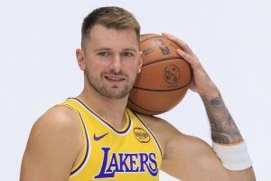 明天打独行侠?东契奇:我开启了新篇章 但对旧主总会有特别感觉 明天打独行侠?东契奇:我开启了新篇章 但对旧主总会有特别感觉