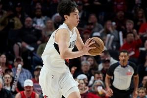 媒体人:小杨还不能完全适应这样的比赛速度 体能速率需要慢慢练 媒体人:小杨还不能完全适应这样的比赛速度 体能速率需要慢慢练