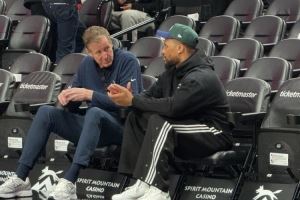 曾共事9年！勇士助教斯托茨和昔日爱徒利拉德赛前场边聊天