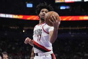 涨球了!谢顿-夏普半场8中5贡献14分4板 次节5中4独揽10分 涨球了!谢顿-夏普半场8中5贡献14分4板 次节5中4独揽10分