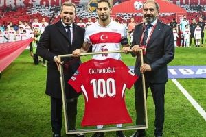 已是传奇!恰尔汗奥卢赛前获赠国家队百场纪念球衣 已是传奇!恰尔汗奥卢赛前获赠国家队百场纪念球衣