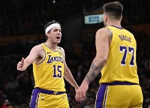 里夫斯:东契奇训练时单脚投10米远三分还差点进 那太离谱了 里夫斯:东契奇训练时单脚投10米远三分还差点进 那太离谱了