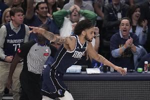 兢兢业业!莱夫利出战25分钟 7中5砍下12分11板2帽 兢兢业业!莱夫利出战25分钟 7中5砍下12分11板2帽