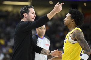 中规中矩!湖人双向后卫尼克-史密斯10中3拿到8分4板2助 三分6中2 中规中矩!湖人双向后卫尼克-史密斯10中3拿到8分4板2助 三分6中2