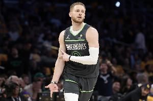 替补火力点!迪文岑佐半场6中3拿下7分3篮板 替补火力点!迪文岑佐半场6中3拿下7分3篮板