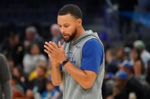 训练师:库里休赛期花了大量时间进行力量训练 着重提升决策速度 训练师:库里休赛期花了大量时间进行力量训练 着重提升决策速度