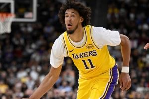 望无碍!海斯4中3得到6分4板1断 遭遇手腕扭伤提前退赛 望无碍!海斯4中3得到6分4板1断 遭遇手腕扭伤提前退赛