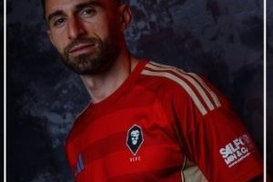 官方:34岁前锋博里尼加盟英乙索尔福德城,曾效力利物浦、米兰等 官方:34岁前锋博里尼加盟英乙索尔福德城,曾效力利物浦、米兰等