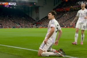 简直满分的滑跪🤩🤩马奎尔头球破红军,帅气庆祝气质拉满 简直满分的滑跪🤩🤩马奎尔头球破红军,帅气庆祝气质拉满