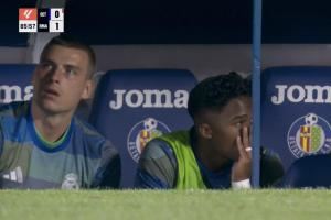 😡西媒:恩德里克知道没有机会出场后怒踢水瓶,阿隆索不高兴 😡西媒:恩德里克知道没有机会出场后怒踢水瓶,阿隆索不高兴