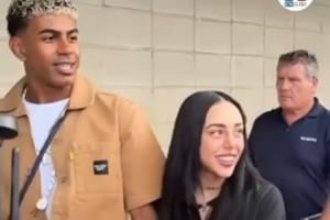 如胶似漆!亚马尔出席活动与女友大秀恩爱,两人面对镜头十指紧扣 如胶似漆!亚马尔出席活动与女友大秀恩爱,两人面对镜头十指紧扣