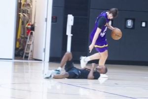 不要太过分🤣!里夫斯背身运球晃倒助教 并指着后者疯狂嘲讽 不要太过分🤣!里夫斯背身运球晃倒助教 并指着后者疯狂嘲讽