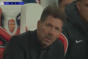 眼神要喷火!马竞0-4落后阿森纳,场边西蒙尼表情复杂 眼神要喷火!马竞0-4落后阿森纳,场边西蒙尼表情复杂