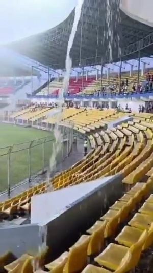 印度特色……果阿的主场看台水流入注,球场顶棚形同虚设 印度特色……果阿的主场看台水流入注,球场顶棚形同虚设