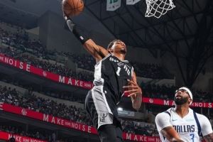 长江后浪推前浪!上一位揭幕战砍40+15的是文班今天对位的浓眉 长江后浪推前浪!上一位揭幕战砍40+15的是文班今天对位的浓眉