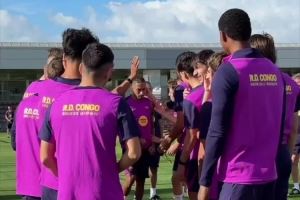 好消息!拉菲尼亚、费兰-托雷斯回归训练,接受队友拍打欢迎 好消息!拉菲尼亚、费兰-托雷斯回归训练,接受队友拍打欢迎