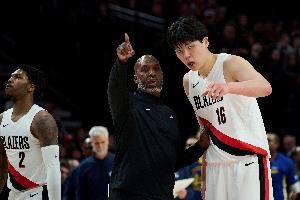 10分特严1分特松你会给比卢普斯打几分?小杨:8、9分 他场下很好 10分特严1分特松你会给比卢普斯打几分?小杨:8、9分 他场下很好