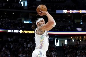 天道酬勤!戈登生涯三分命中率仅33.1% 上季43.6% 今天上半场7中7 天道酬勤!戈登生涯三分命中率仅33.1% 上季43.6% 今天上半场7中7