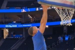 常规操作!库里赛前训练 接助教传球贡献勉扣 常规操作!库里赛前训练 接助教传球贡献勉扣