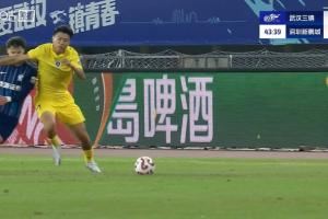 风云突变?杨一鸣被判肘击直红罚下,新鹏城领先1分钟后少打1人 风云突变?杨一鸣被判肘击直红罚下,新鹏城领先1分钟后少打1人