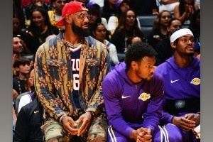 老父亲的骄傲!詹姆斯晒出多张自己身穿小儿子布莱斯球衣观赛照 老父亲的骄傲!詹姆斯晒出多张自己身穿小儿子布莱斯球衣观赛照