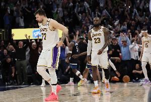 里夫斯:东契奇是联盟最顶尖之一 他做的事对任何人来说都不意外 里夫斯:东契奇是联盟最顶尖之一 他做的事对任何人来说都不意外