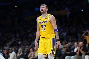 Shams:东契奇左手手指扭伤及左腿挫伤 至少缺阵一周 Shams:东契奇左手手指扭伤及左腿挫伤 至少缺阵一周