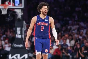 CC单场30分5板10助3断3帽 上一位做到这点的东部球员是09年詹姆斯 CC单场30分5板10助3断3帽 上一位做到这点的东部球员是09年詹姆斯