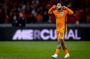 解说员：荷兰以前头重脚轻，现在防线一流锋线靠德佩苦苦支撑