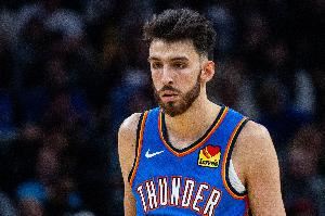 礼尚往来！切特强攻被马特科维奇扇飞 防守端血帽奎因迅速回应